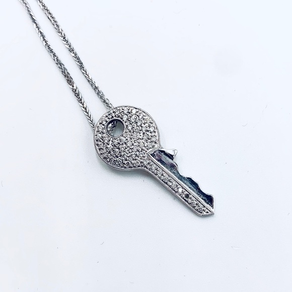 🤩SALE🤩Gold and diamond key pendant - Picture 3 of 6